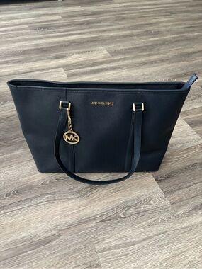 ⚜️Michael Kors Tote with Gold MK Charm